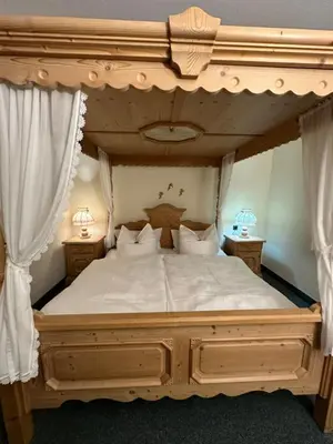 Ein Bett oder Betten in einem Zimmer der Unterkunft Hotel Almenrausch