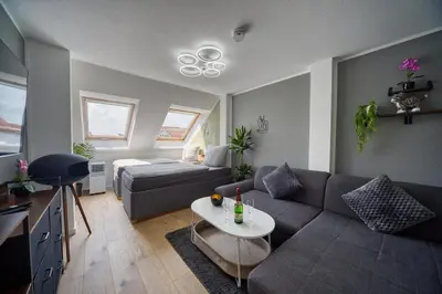 Ein Sitzbereich in der Unterkunft DresdenStay Modern 3 Schlafzimmer Kamin PS4 Kicker