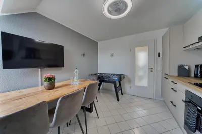 Küche/Küchenzeile in der Unterkunft DresdenStay Modern 3 Schlafzimmer Kamin PS4 Kicker