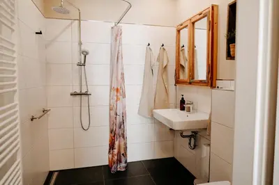 Ein Badezimmer in der Unterkunft Urlaubsfreude Biedermann Haus Blumenglück - Anemone