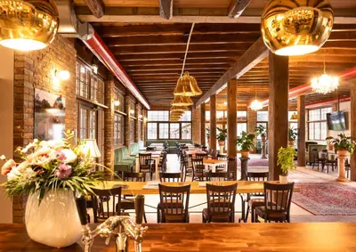 Ein Restaurant oder anderes Speiselokal in der Unterkunft Kim Schlosshotel im Park