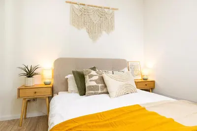 Ein Bett oder Betten in einem Zimmer der Unterkunft StayTime - Cedar Room