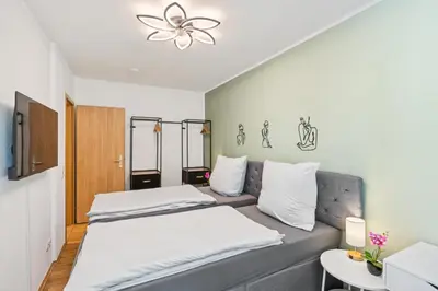 Ein Bett oder Betten in einem Zimmer der Unterkunft DresdenStay Nähe Elbepark 2 Schlafzimmer Kamin PS4