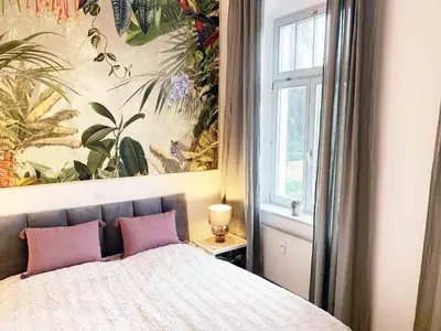 Ein Bett oder Betten in einem Zimmer der Unterkunft Ruhig zentral Privatparkplatz historischer Stuckaltbau