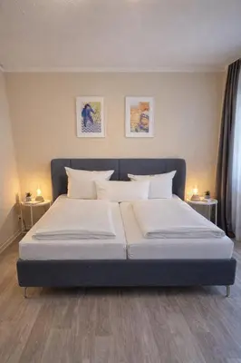 Ein Bett oder Betten in einem Zimmer der Unterkunft Apartment Zeisigwald - Balkon, Küche, WLAN, Big TV