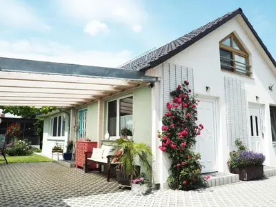 Ein Garten an der Unterkunft Haus Hanni