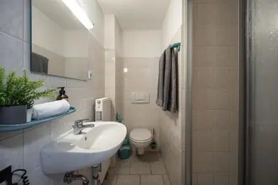 Ein Badezimmer in der Unterkunft Ruhiges Zimmer mit Gartenblick & Schreibtisch