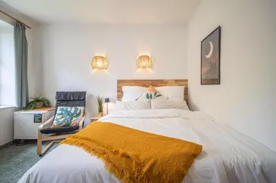 Ein Bett oder Betten in einem Zimmer der Unterkunft Ruhiges Zimmer mit Gartenblick & Schreibtisch