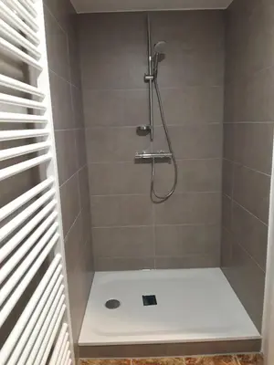 Ein Badezimmer in der Unterkunft Seyfarthrooms - Monteurwohnung Großröhrsdorf 4 - zentrale Lage, gute Anbindung, ideal für 2 Personen
