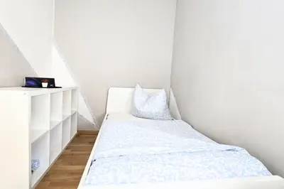 Ein Bett oder Betten in einem Zimmer der Unterkunft L21-Apartment Ottendorf-Okrilla, 1 Zimmer, 3 Betten, Standardisierte Ausstattung, ideal für Reisende, Pendler, Familien