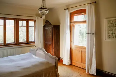 Ein Bett oder Betten in einem Zimmer der Unterkunft Historic Villa Apartment In Nature Reserve