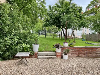 Ein Garten an der Unterkunft Wohnen auf Zeit - Nähe Klinikum