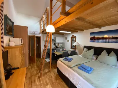 Ein Bett oder Betten in einem Zimmer der Unterkunft Dresden Saxonia HomeDeLuxe Appartement Neue Hochwertige voll ausgestattete Ferienwohnung mit Küche XXL Boxspringerbett 2 Einzelbetten Highspeed InternetFlatrate und Balkon Ideal für Familien Paare Kulturinteressierte und Geschäftsreisende mit MWStRechnung