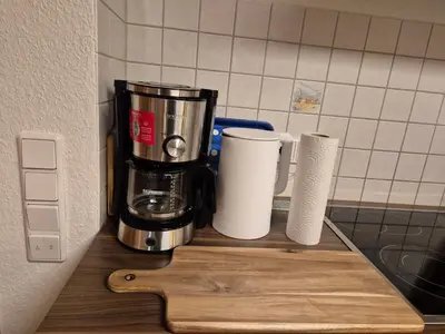 Kaffee-/Teezubehör in der Unterkunft Dresden Saxonia HomeDeLuxe Appartement Neue Hochwertige voll ausgestattete Ferienwohnung mit Küche XXL Boxspringerbett 2 Einzelbetten Highspeed InternetFlatrate und Balkon Ideal für Familien Paare Kulturinteressierte und Geschäftsreisende mit MWStRechnung