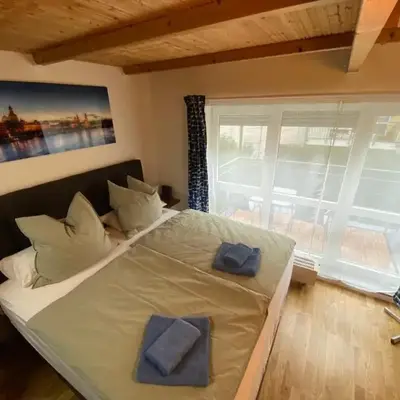 Dresden Saxonia HomeDeLuxe Appartement Neue Hochwertige voll ausgestattete Ferienwohnung mit Küche XXL Boxspringerbett 2 Einzelbetten Highspeed InternetFlatrate und Balkon Ideal für Familien Paare Kulturinteressierte und Geschäftsreisende mit MWStRechnung