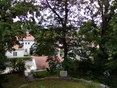 Ein Garten an der Unterkunft Separates Gästehäuschen PAULCHEN in ruhiger Lage am Dresdner Elbhang