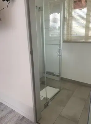 Ein Badezimmer in der Unterkunft Ferienwohnung Luxuriöse Maisonettewohnung am Weißen Hirsch - 