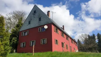 Das Gebäude in dem sich das Ferienhaus befindet