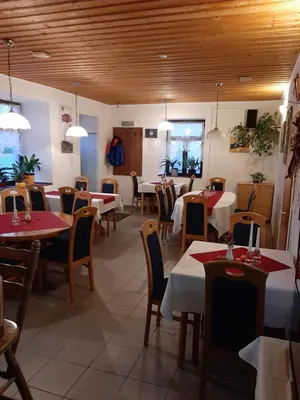 Ein Restaurant oder anderes Speiselokal in der Unterkunft Fewo Am Triebischbrunnen