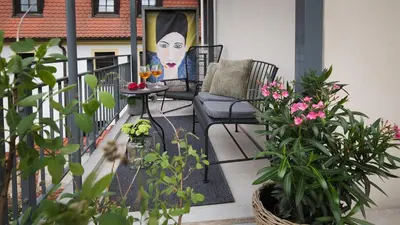 Ein Sitzbereich in der Unterkunft Altstadt Apartment in Torgau mit Balkon und Kunstgarten