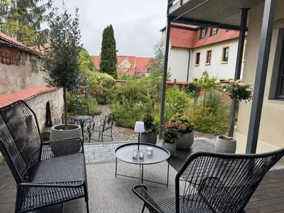 Ein Sitzbereich in der Unterkunft Altstadt Apartment in Torgau mit Balkon und Kunstgarten
