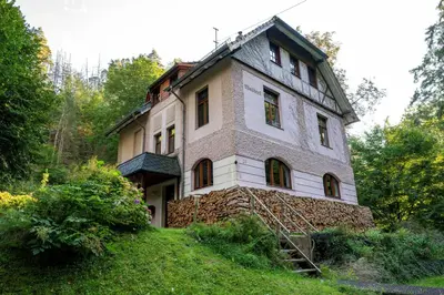 Das Gebäude in dem sich die Ferienwohnung befindet