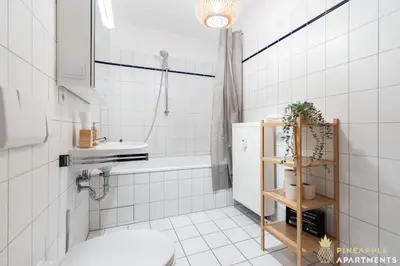 Ein Badezimmer in der Unterkunft Neu! PINEAPPLE APARTMENTS - Zwinger XII - 96qm - 1x free parking