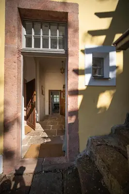 Eine Fassade oder ein Eingang zu Haus Burgblick Döben