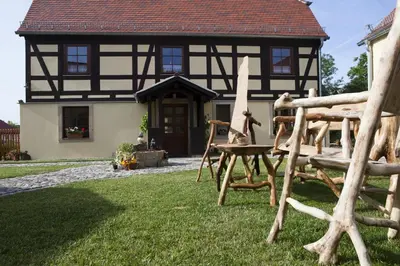 Ein Garten an der Unterkunft Pension Alte Schmiede