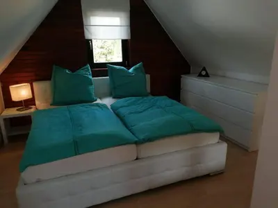 Ein Bett oder Betten in einem Zimmer der Unterkunft Häuschen in grüner Idylle