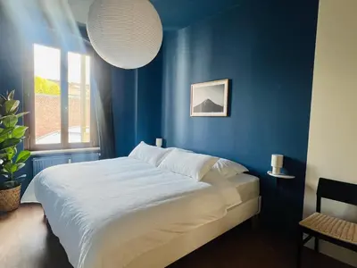 Ein Bett oder Betten in einem Zimmer der Unterkunft Atelier Noé NOIR - Kunstvoll Wohnen - Wunderbares Frühstück möglich - Ruhig und nah am Zentrum -