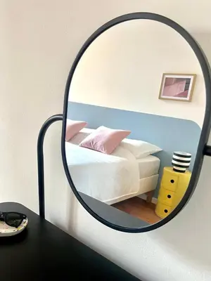 Ein Bett oder Betten in einem Zimmer der Unterkunft Atelier Noé NOIR - Kunstvoll Wohnen - Wunderbares Frühstück möglich - Ruhig und nah am Zentrum -