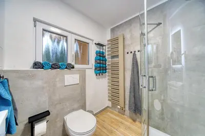 Ein Badezimmer in der Unterkunft DresdenStay Modern 3 Schlafzimmer Balkon Kamin PS4