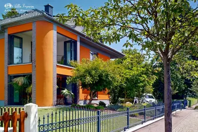 Das Gebäude in dem sich die Villa befindet