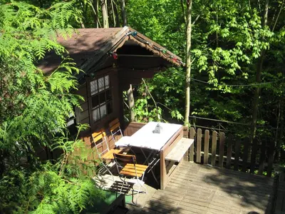 Ein Garten an der Unterkunft Gemütliche Wohnung mit Kamin in Dresden-Freital