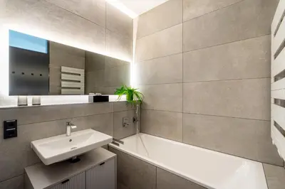 Ein Badezimmer in der Unterkunft Promenadenquartier mit Elbblick, Küche und Parken