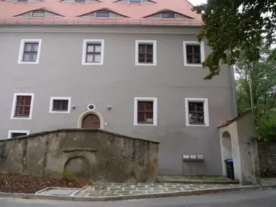 Das Gebäude in dem sich das Ferienhaus befindet