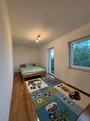 Ein Bett oder Betten in einem Zimmer der Unterkunft Moderne 4-Zimmer Wohnung mit Balkon
