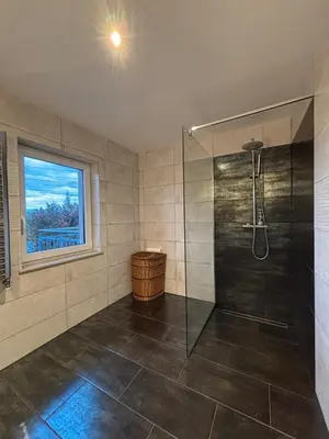 Ein Badezimmer in der Unterkunft Moderne 4-Zimmer Wohnung mit Balkon