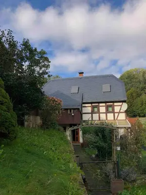 Das Gebäude in dem sich das Ferienhaus befindet