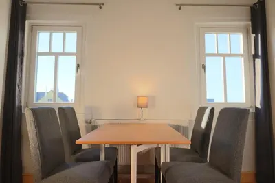 Ein Sitzbereich in der Unterkunft Wachsmuts gemütliche Bleibe mir alter Wandmalerei