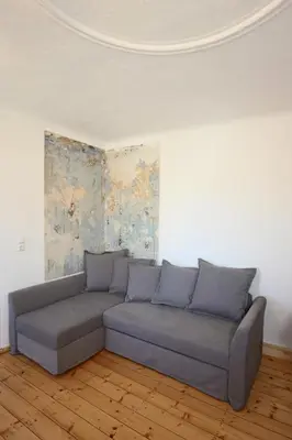 Ein Sitzbereich in der Unterkunft Wachsmuts gemütliche Bleibe mir alter Wandmalerei