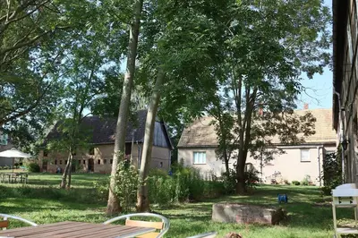 Ein Garten an der Unterkunft Gemütliches Schmuckstück mit zwei Schlafzimmern