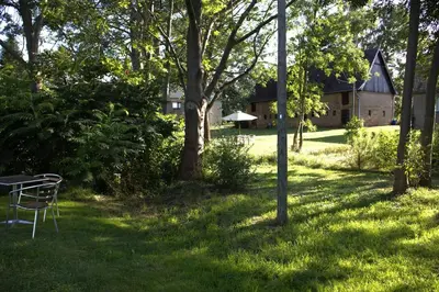 Ein Garten an der Unterkunft Gemütliches Schmuckstück mit zwei Schlafzimmern