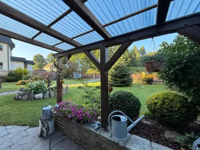 Ein Garten an der Unterkunft Ferienwohnungen WeberHaus