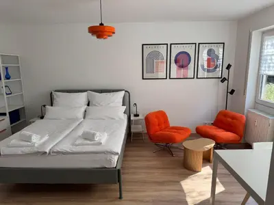 Ein Bett oder Betten in einem Zimmer der Unterkunft VibrantApt - Ruhig & Modern - 15 Min ins Zentrum - Uniklinik-Nähe - Privatparkplatz - Schnelles WLAN - Terrasse