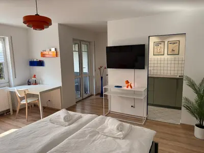 Ein Bett oder Betten in einem Zimmer der Unterkunft VibrantApt - Ruhig & Modern - 15 Min ins Zentrum - Uniklinik-Nähe - Privatparkplatz - Schnelles WLAN - Terrasse