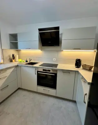Küche/Küchenzeile in der Unterkunft Modernes 2-Zi Apartment mit Terrasse und Garten