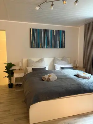 Ein Bett oder Betten in einem Zimmer der Unterkunft NEU Ferienwohnung in Dresden mit großer Terrasse I separate Küche I Eckbadewanne und Dusche
