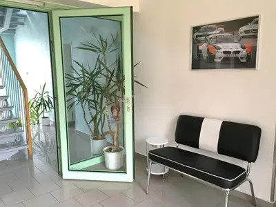 Ein Sitzbereich in der Unterkunft Gästehaus am Lausitzring